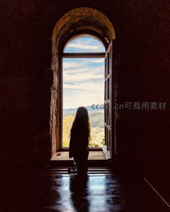 剪影少女伫立古堡拱窗远眺山景