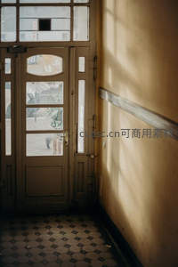 午后斜阳穿过玻璃门洒满怀旧走廊