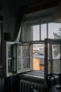 窗内望外，城市黄昏的静谧一隅