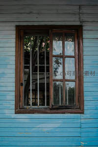 蓝墙旧窗，斑驳色彩中的时光印记