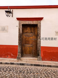 红白墙前古木门，石街上的殖民风情
