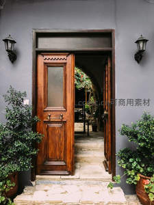 古典雕花木门半开，通向绿意盎然的庭院深处
