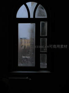 雾气朦胧的拱形窗，映出冬日街景