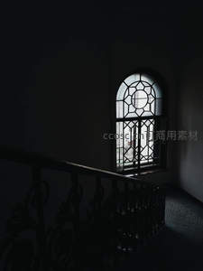 几何花窗投下的神秘光影