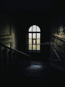 幽暗走廊尽头的拱形窗