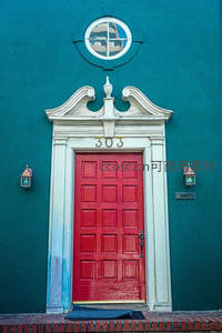 碧墙红门古典建筑细节特写