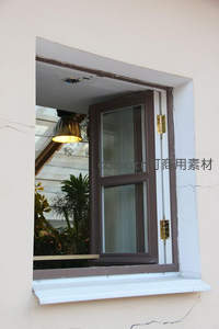 半开窗内绿植与暖光相映成趣