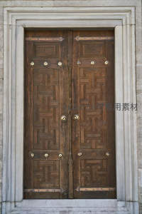 雕花古木双开门，金属铆钉显厚重
