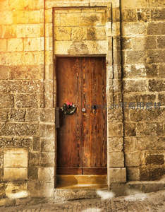 暖光石墙木门挂花环显节日温馨