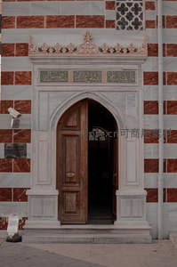 大理石纹饰拱门下的清真寺入口