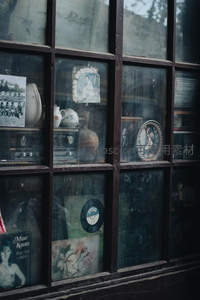 复古窗格里的旧时光与怀旧物品陈列