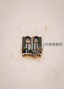 双拱窗配百叶，干花点缀墙面素雅