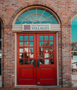 红砖拱门下的复古店铺门