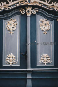 古典雕花双开门，精致细节尽显奢华