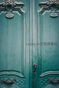 青绿色复古大门，狮首门环显威严