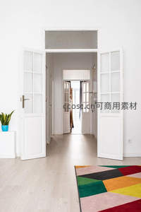 白色双开门敞亮通透，几何地毯添活力