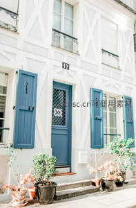 蓝白相间的法式建筑门廊，充满浪漫风情