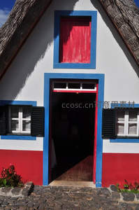色彩斑斓的传统民居，红蓝白三色鲜明夺目