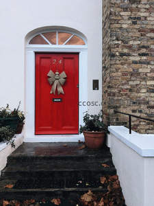 红色大门配麻布蝴蝶结装饰