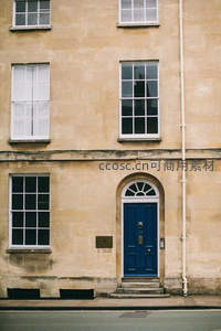 米色石墙与蓝色拱门入口的英伦建筑