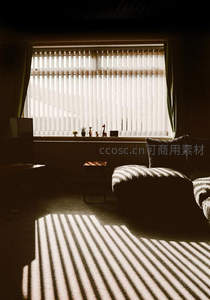 百叶窗投射条纹光影的静谧客厅