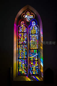 彩玻圣光，教堂窗棂折射神圣色彩