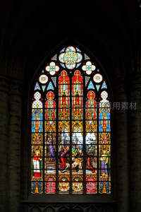 教堂巨窗，彩绘圣经故事栩栩如生