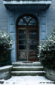 雪夜门前，木质拱门静候归人