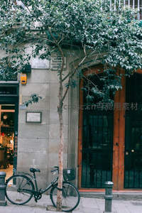单车倚树巷口，老城街角的悠闲时光
