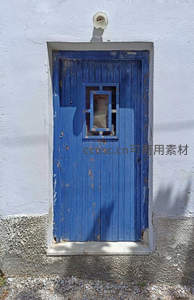 斑驳蓝门嵌白墙，地中海风情