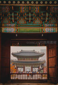 雕梁画栋宫门开，远眺古殿飞檐