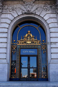 金饰城门拱顶，庄严市政厅入口