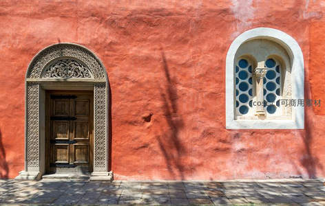 红墙古门与拱窗的静谧时光