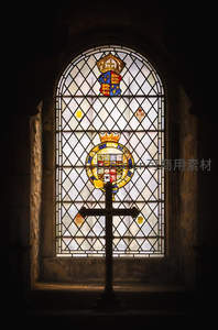 教堂彩窗映照神圣徽章