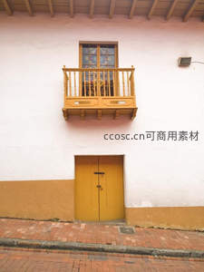 白墙黄门配木阳台的南美风情