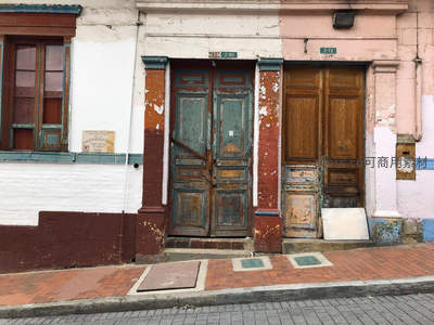 斑驳老门并排立，色彩交融显沧桑