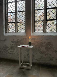 教堂窗边的静谧烛光