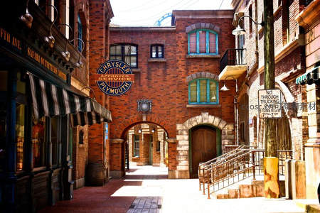 红砖巷道中的复古汽车服务站招牌