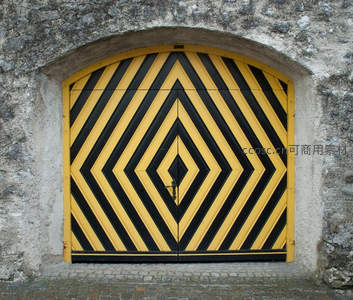 几何艺术车库门，黄黑撞色夺目