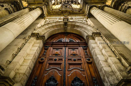 古典石柱拱门与雕花木门的宏伟入口