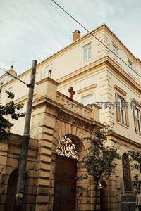 米黄色教堂入口的古典之美