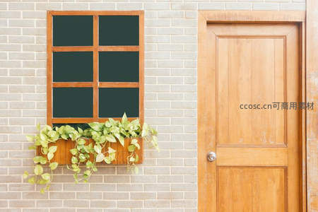木质门窗与绿植点缀的温馨砖墙角落