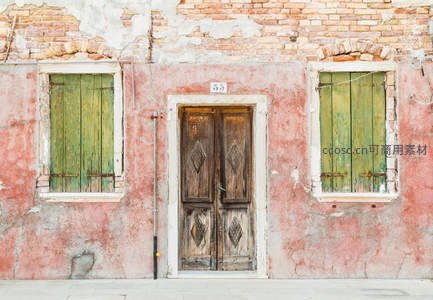 威尼斯老墙斑驳门扉，岁月痕迹诉说故事