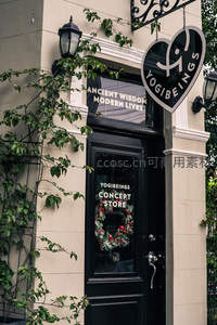 藤蔓缠绕的瑜伽店门面，心形招牌别具一格