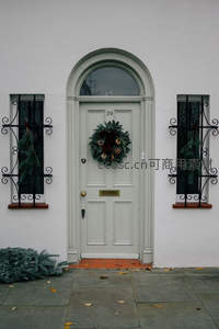 白色门廊挂满圣诞花环，节日氛围浓厚