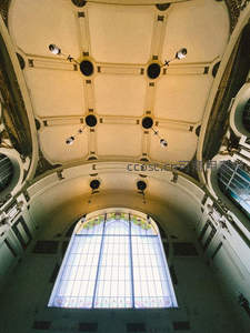 穹顶教堂彩窗高耸，光影交织神圣庄严