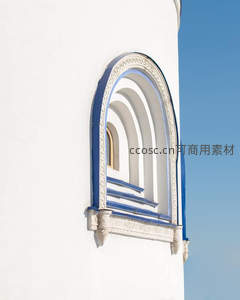 蓝白拱窗映衬晴空，建筑细节优雅别致