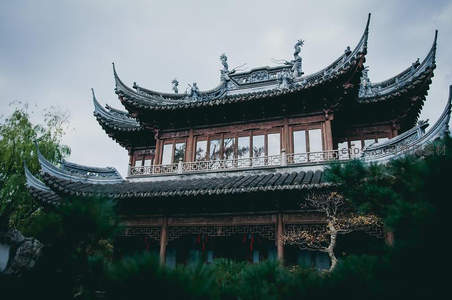 飞檐翘角的古典园林楼阁