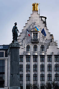 欧洲古典市政厅前的雕塑广场