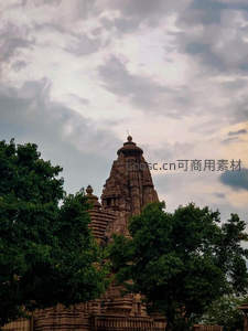 古寺塔尖穿云破雾，绿树环抱显庄严